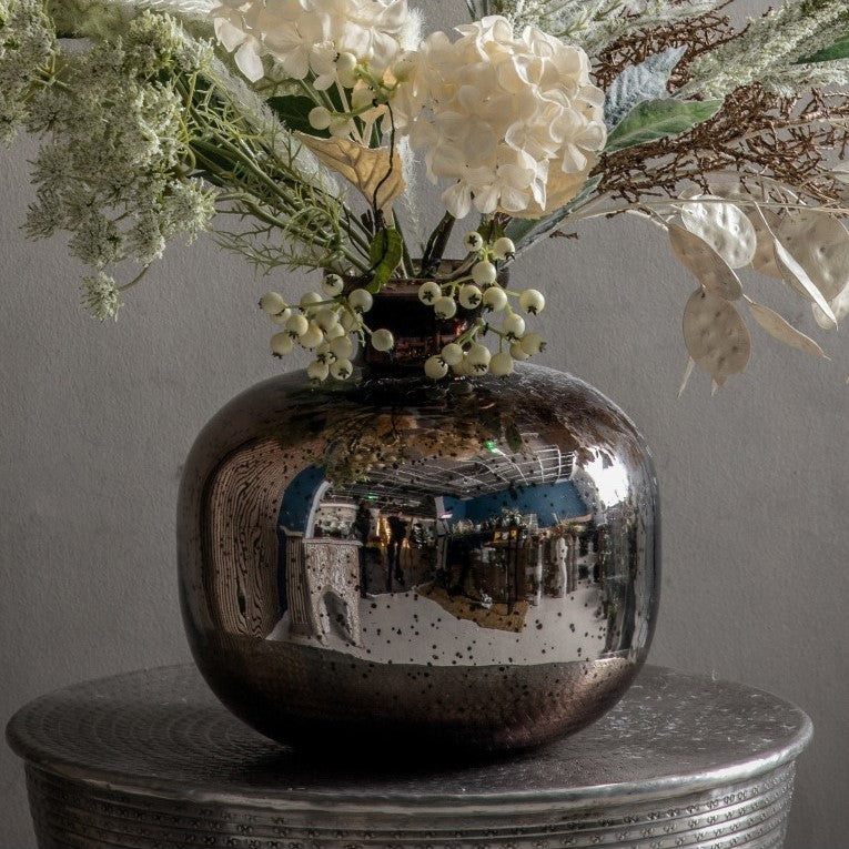 A Chic Touch of Glamour with the Stunning Vase