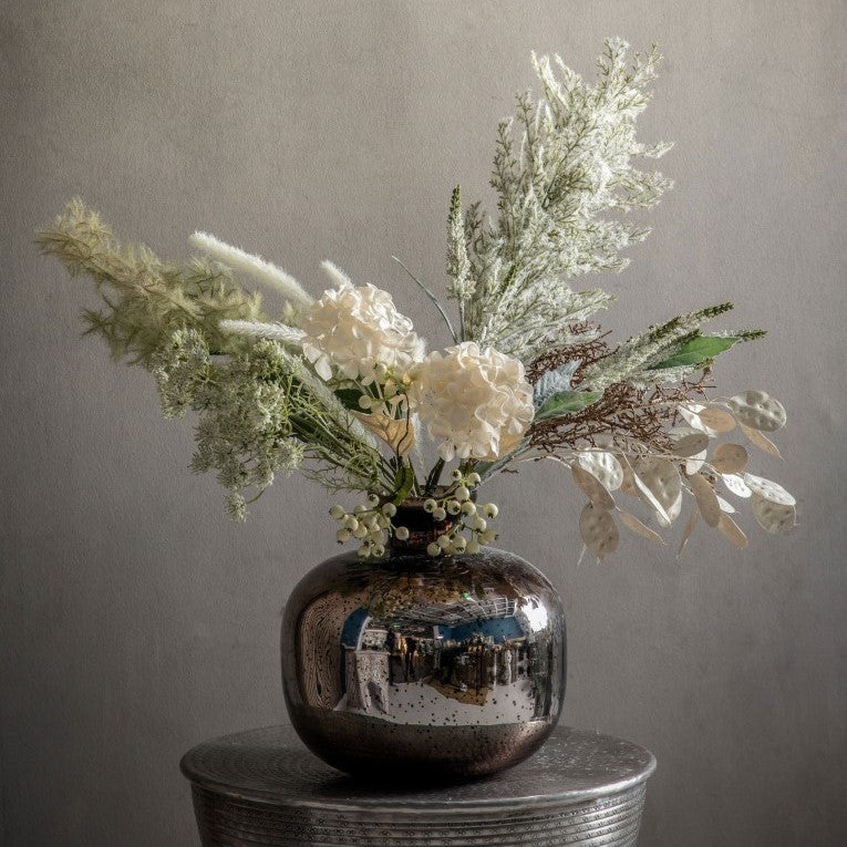 A Chic Touch of Glamour with the Stunning Vase