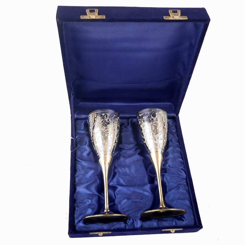 Set of 2 Engraved Wine Glasses In Velvet Box