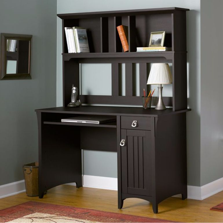 Stylish Desk and Hutch Combo for Modern Offices