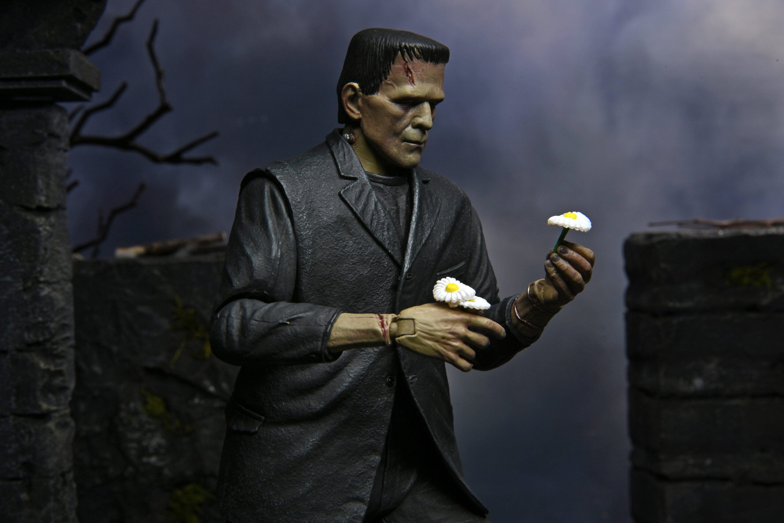 Universal Monsters Frankenstein's Monster Ultimate 7" Scale Action Figurine