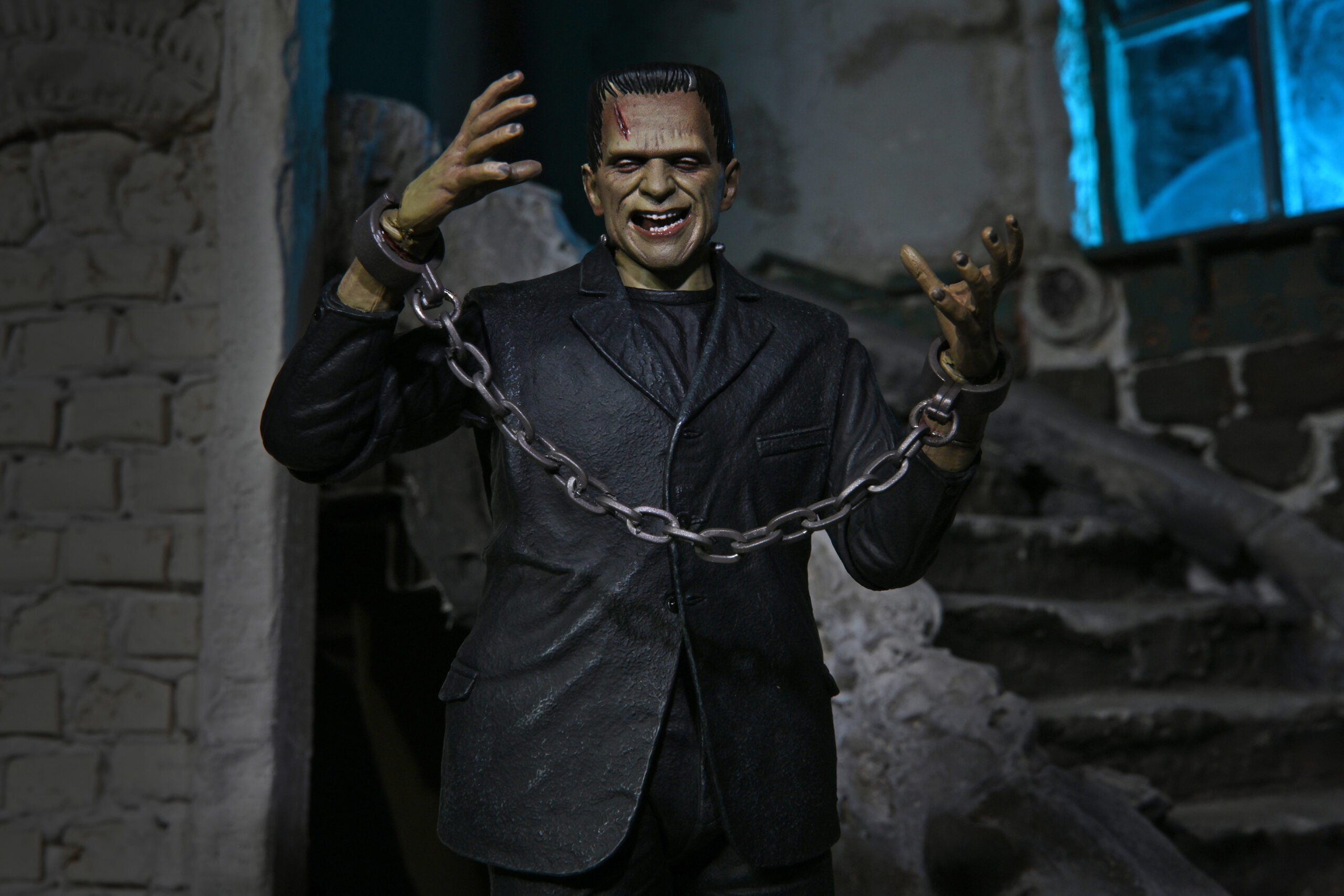 Universal Monsters Frankenstein's Monster Ultimate 7" Scale Action Figurine